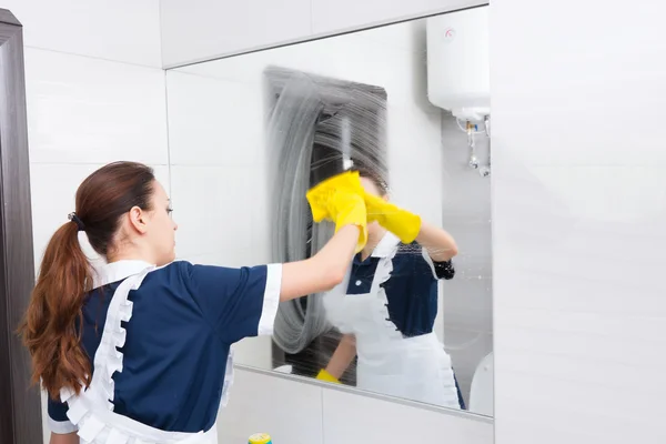 Smeared mirror cleaned by maid — Stock Photo, Image