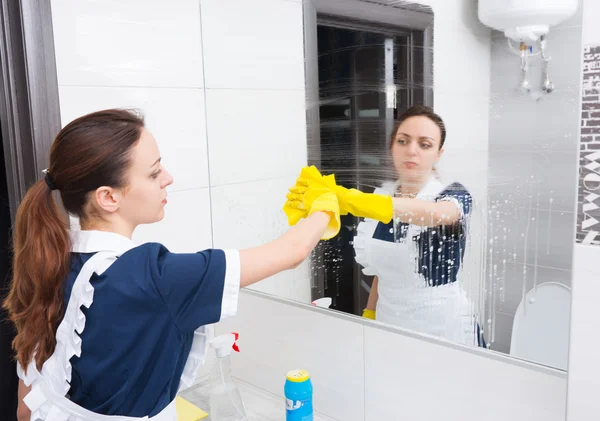Dirty mirror cleaned up by maid — Stock Photo, Image
