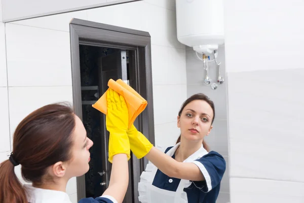 Hizmetçi banyo temizlerken Aynaya bakıyorum — Stok fotoğraf