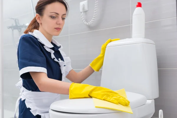 Huishoudster of meid een witte badkamer schoonmaken — Stockfoto