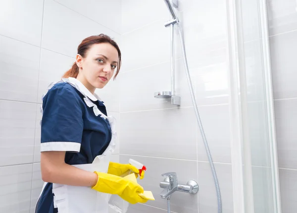 Housekeeper servicing a hotel bathroom — Stock Photo, Image