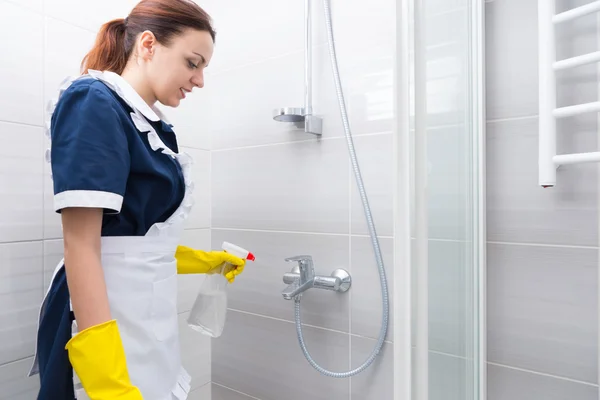 Hotelangestellte putzt ein Badezimmer — Stockfoto
