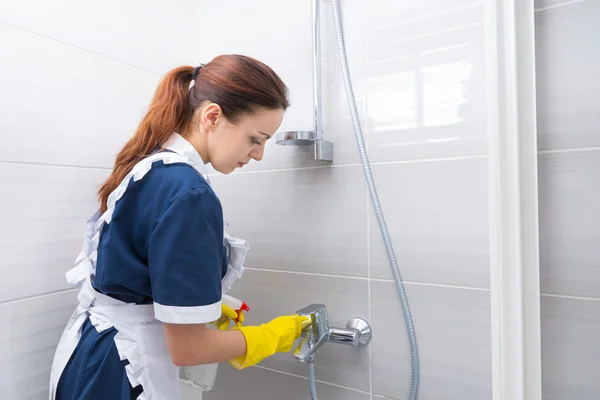 Ama de casa en una casa de lujo haciendo las tareas domésticas — Foto de Stock