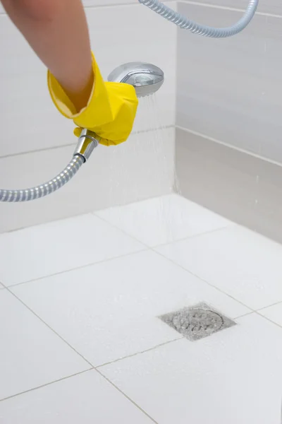 Detalle de la persona rociando el agua por el desagüe — Foto de Stock