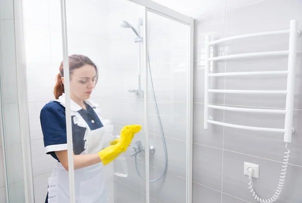 Mucama o ama de llaves limpiando un baño — Foto de Stock