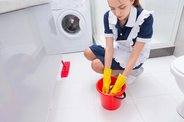 Housekeeper changing the cloth on the mop — Stock Photo, Image