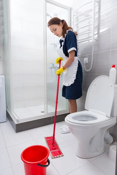 Hårt arbetande hotellanställd mopping golv — Stockfoto