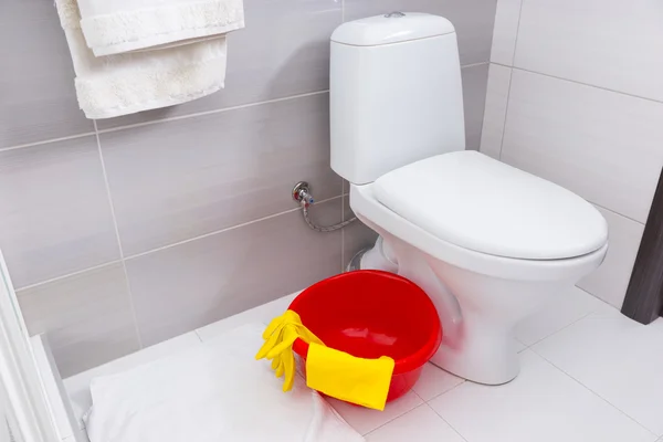 Барвистий червоний басейн, рукавички і тканина у ванній — стокове фото