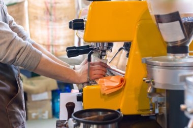 Taze espresso kahve dağıtımı kişi