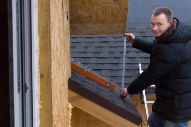 Bir ölçüm alarak dostu çatı tamircisi