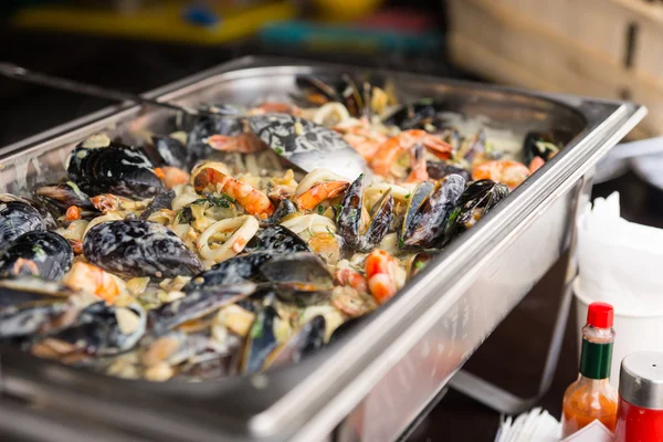 Mejillones y mariscos en un gran plato de catering de metal — Foto de Stock