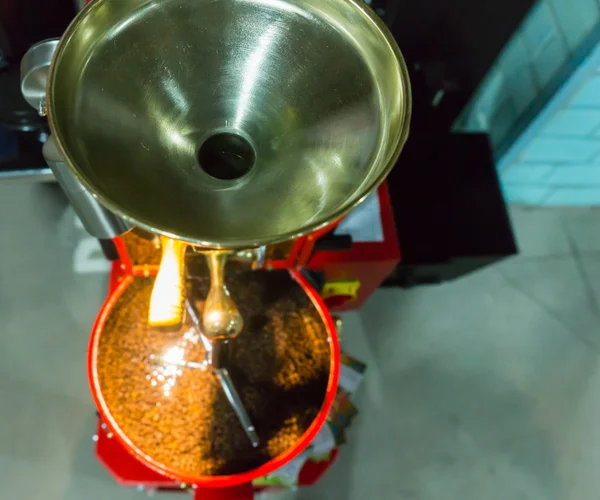 コーヒー焙煎機の上の漏斗 — ストック写真