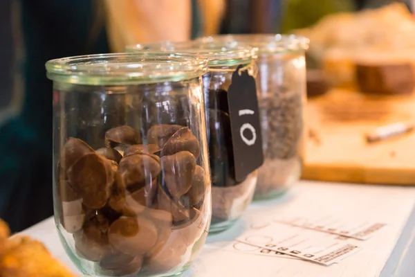 Gläser mit Schokoladenbonbons zum Verkauf — Stockfoto