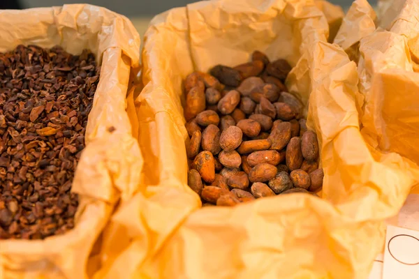 Boxes of raw cocoa pieces for sale — Stock Photo, Image