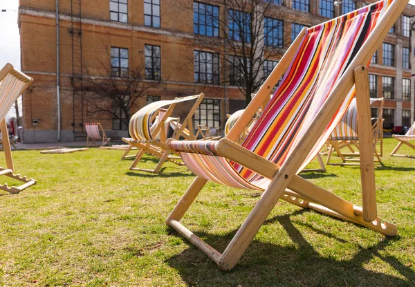 Cadeiras de convés em um gramado em um complexo de apartamentos — Fotografia de Stock