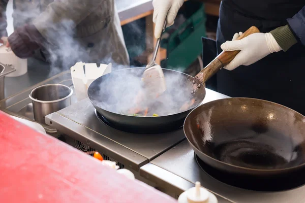 Cook of chef-kok frituren in een commerciële keuken — Stockfoto