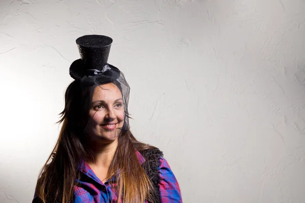 Grinning donna indossa un cappello a cilindro partito — Foto Stock