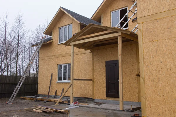 Elewacji frontowej nowego domu w budowie — Zdjęcie stockowe