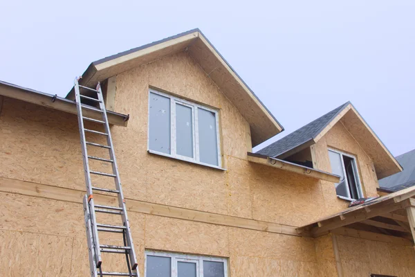 Ladder leaning against a new build timber house — Stock Photo, Image