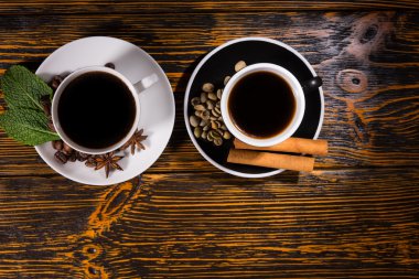 Kopya alanı ile koyu ahşap üzerinde çay ve kahve