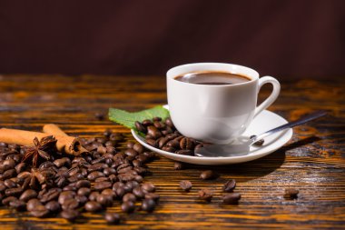 Kavrulmuş Fasulye ve Baharatlar ile Kahve Fincan