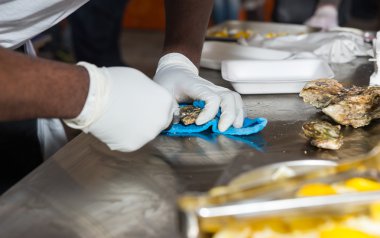 Restoran açık büfe istiridye Shucking adam