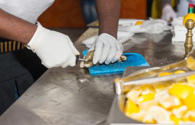 Restoran açık büfe istiridye Shucking adam