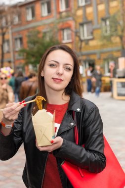 Genç kadın Asya yemek almak Out meşgul Festivali