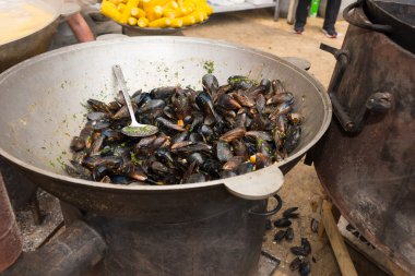 Büyük metal kâse taze pişmiş haşlanmış midye