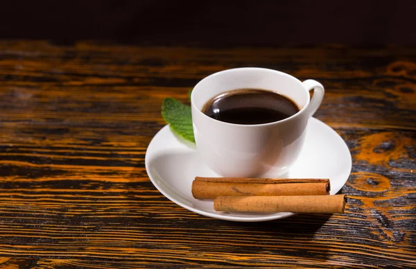 Mint with black tea and cinnamon sticks — Stock Fotó