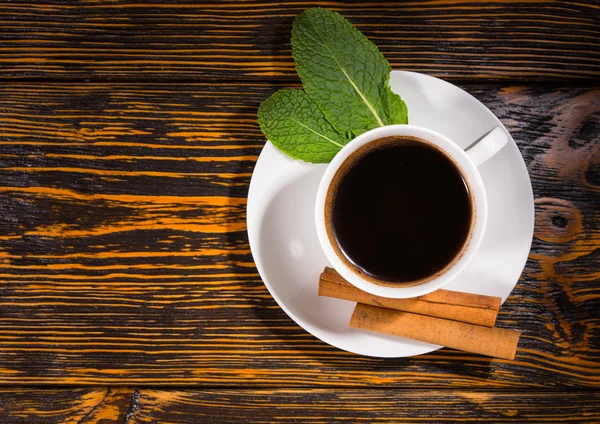 Vista de arriba hacia abajo en hojas de té y bebida de canela — Foto de Stock