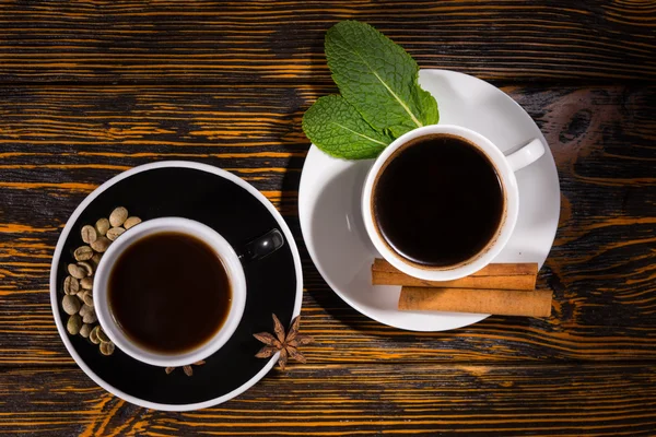 Uppifrån och ned-utsikt över kaffe och te i koppar — Stockfoto