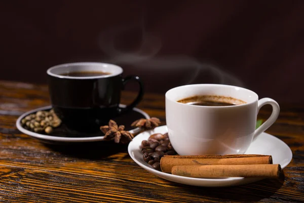 Svart och vitt hett kaffe med örter och bönor — Stockfoto