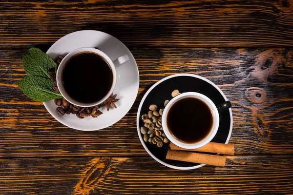 Uppifrån och ned med te och kaffe över mörkt trä — Stockfoto