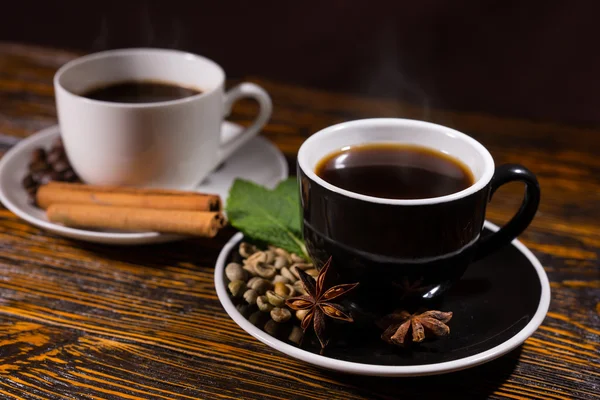 Forró csésze tea középpontjában a kávé mögött — Stock Fotó