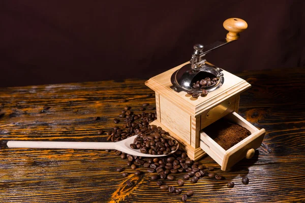 Moagem de grãos de café torrados com moedor de mão — Fotografia de Stock