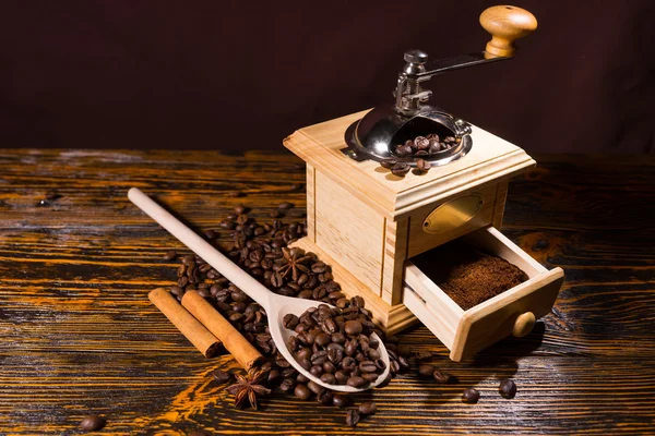 Moagem de grãos de café e especiarias com moedor de mão — Fotografia de Stock