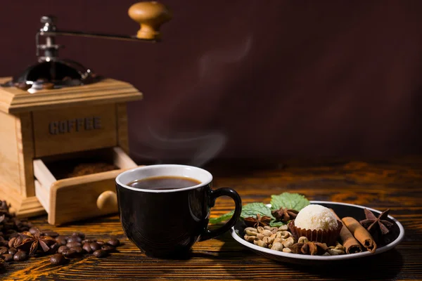 Xícara de café com moedor e prato de guarnições — Fotografia de Stock