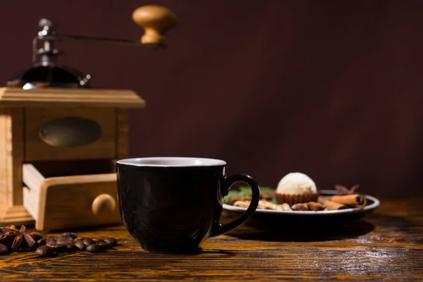 Café quente com moedor, feijão e prato de especiarias — Fotografia de Stock