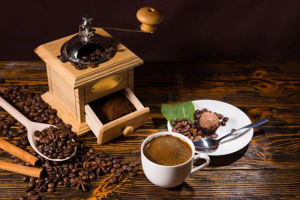 Xícara de café com moedor de mão e feijão assado — Fotografia de Stock