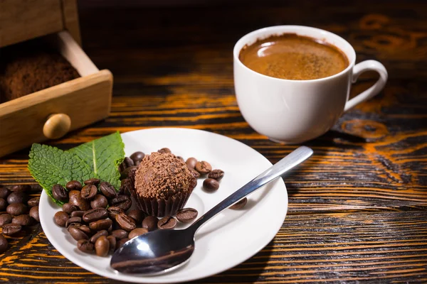 Delicious chocolate treat with spoon on plate — Stockfoto