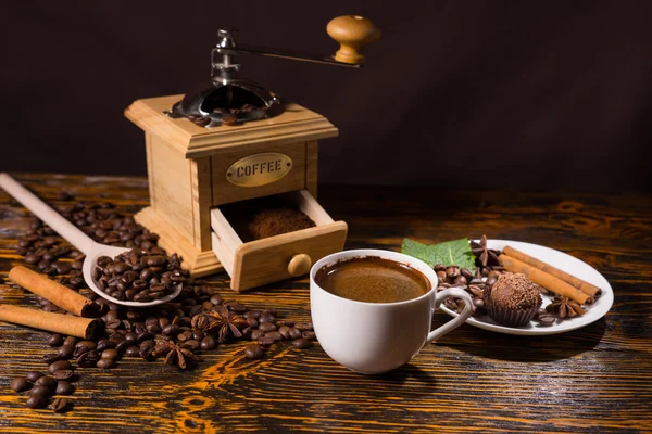 Açık öğütücü yanında kahve çekirdekleri yığını