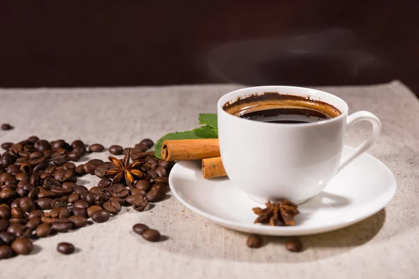 Kaffe mugg från kanelstänger och lösa bönor — Stockfoto