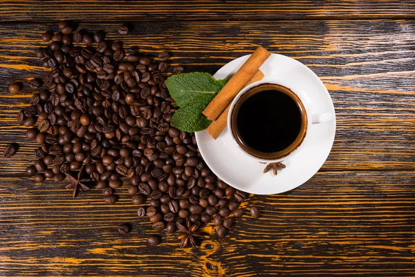 Háttér áll kávébab a fa asztal — Stock Fotó
