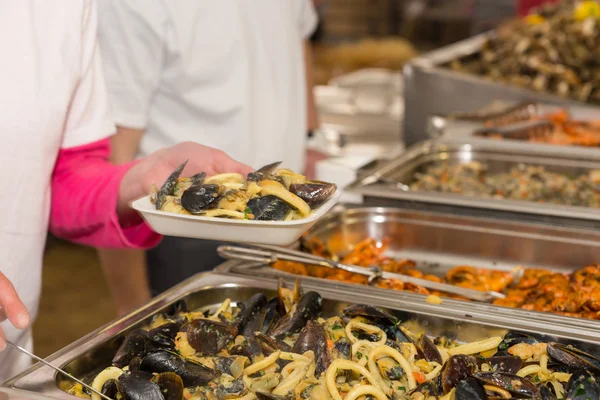 Som serverar del av bläckfisk och mussla skaldjur maträtt — Stockfoto