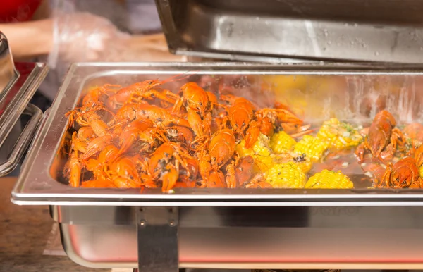 Piezas de langosta cocida y mazorca de maíz en bandeja de vapor — Foto de Stock