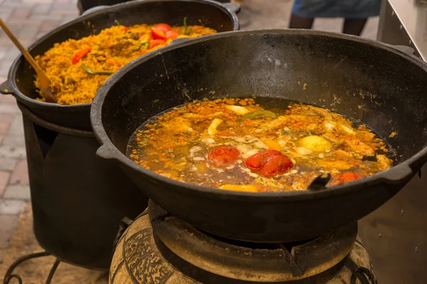 Dos woks profundos con coloridas especias y verduras —  Fotos de Stock