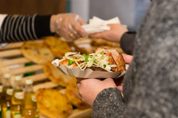 Kunde kauft Tablett mit Lebensmitteln vom Verkäufer — Stockfoto