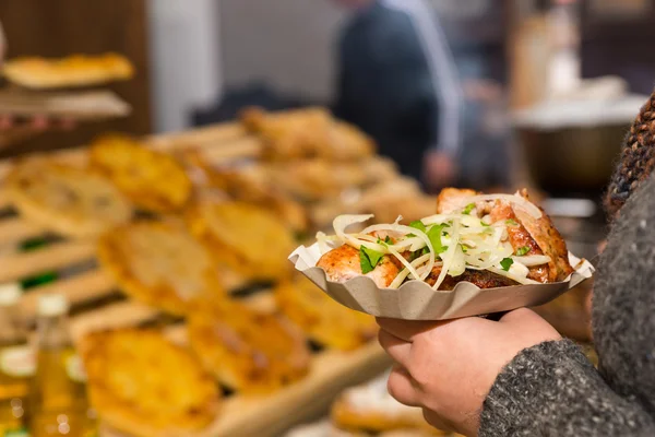 Nahaufnahme einer Frau mit Tablett mit frisch gekochtem Essen — Stockfoto