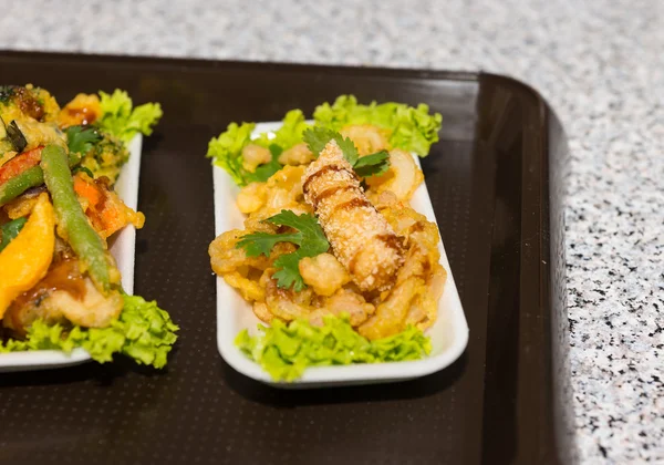 Honey glazed meat with lettuce in tray — Stock Photo, Image